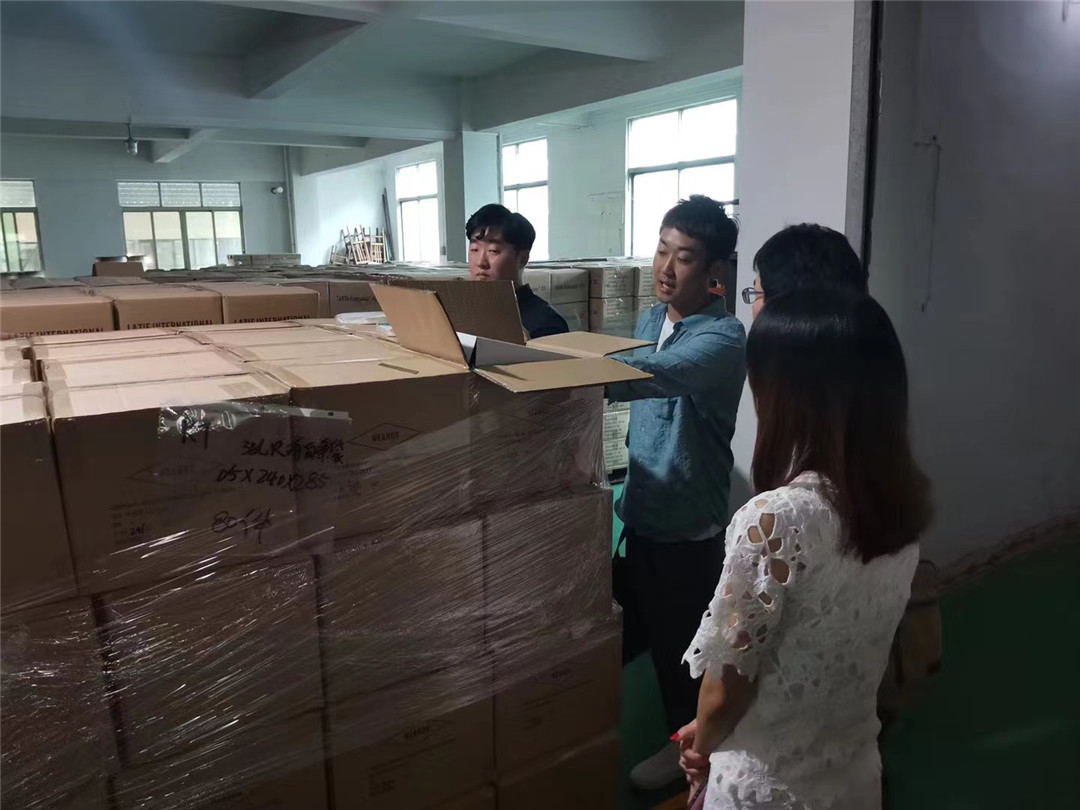 Korean customers to inspect the factory, discuss the product plan, random inspection of the quality of goods. (2)